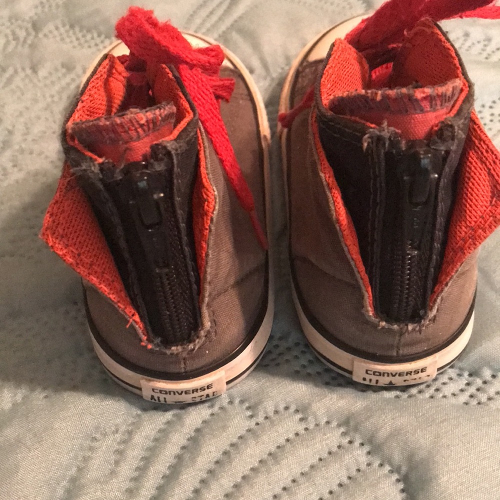 Super cute Kids Converse tennis shoes in very good condition. Size 8 - Picture 3 of 7